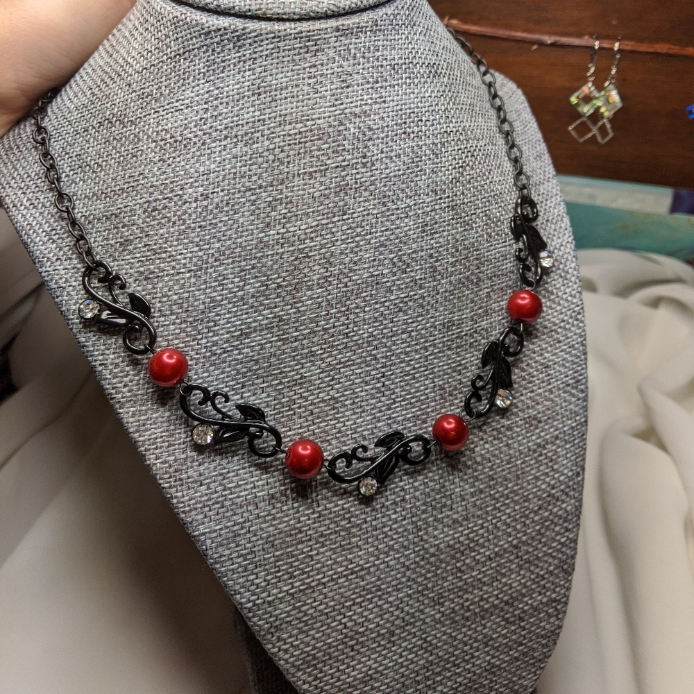 🎉🎉10/$25 Black and red necklace